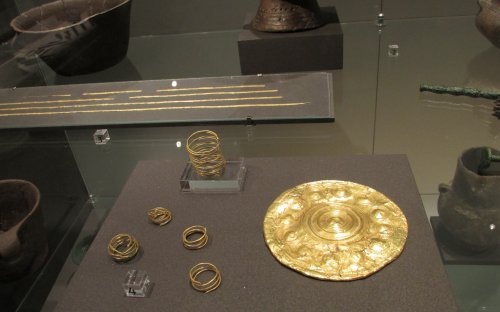 Zlaté šperky – spirálky a zlatý kotouč, Dýšina a Nová Huť (foto: Viktoria Čisťakova)