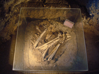 skelet ženy vystavený in situ